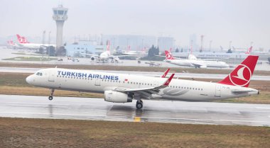 Istanbul, Türkiye - 04 Mart 2018: Türk Hava Yolları'nın Airbus A321-Istanbul Atatürk Havaalanına iniş 231 (Cn 5667). Senin 328 filo büyüklüğü ve 302 hedefleri Türkiye'nin bayrak taşıyıcı
