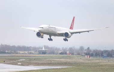 Istanbul, Türkiye - 04 Mart 2018: Türk Hava Yolları Boeing 777-3f2er (Cn 44126) açılış Istanbul Ataturk Havaalanı'na. Senin 328 filo büyüklüğü ve 302 hedefleri Türkiye'nin bayrak taşıyıcı