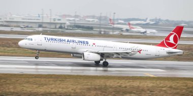 Istanbul, Türkiye - 04 Mart 2018: Türk Hava Yolları'nın Airbus A321-Istanbul Atatürk Havaalanına iniş 231 (Cn 3405). Senin 328 filo büyüklüğü ve 302 hedefleri Türkiye'nin bayrak taşıyıcı