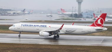 Istanbul, Türkiye - 04 Mart 2018: Türk Hava Yolları'nın Airbus A321-Istanbul Atatürk Havaalanına iniş 231 (Cn 5490). Senin 328 filo büyüklüğü ve 302 hedefleri Türkiye'nin bayrak taşıyıcı