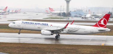 Istanbul, Türkiye - 04 Mart 2018: Türk Hava Yolları'nın Airbus A321-Istanbul Atatürk Havaalanına iniş 231 (Cn 7029). Senin 328 filo büyüklüğü ve 302 hedefleri Türkiye'nin bayrak taşıyıcı
