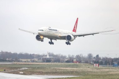 Istanbul, Türkiye - 04 Mart 2018: Türk Hava Yolları Boeing 777-3f2er (Cn 40796) açılış Istanbul Ataturk Havaalanı'na. Senin 328 filo büyüklüğü ve 302 hedefleri Türkiye'nin bayrak taşıyıcı