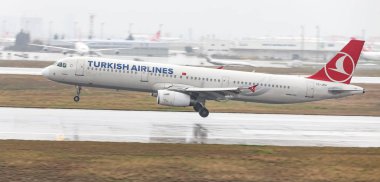 Istanbul, Türkiye - 04 Mart 2018: Türk Hava Yolları'nın Airbus A321-Istanbul Atatürk Havaalanına iniş 231 (Cn 4788). Senin 328 filo büyüklüğü ve 302 hedefleri Türkiye'nin bayrak taşıyıcı