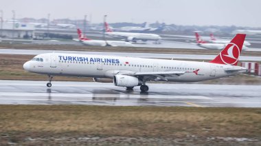 Istanbul, Türkiye - 04 Mart 2018: Türk Hava Yolları'nın Airbus A321-Istanbul Atatürk Havaalanına iniş 231 (Cn 4706). Senin 328 filo büyüklüğü ve 302 hedefleri Türkiye'nin bayrak taşıyıcı