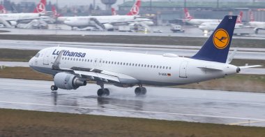 Istanbul, Türkiye - 04 Mart 2018: Lufthansa Airbus A320-Istanbul Atatürk Havaalanına iniş 214 (Cn 6202). Lufthansa 302 filo büyüklüğü ve 220 hedefleri vardır