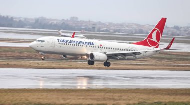 Istanbul, Türkiye - 04 Mart 2018: Türk Hava Yolları Boeing 737-8f2 (Cn 42006) açılış Istanbul Ataturk Havaalanı'na. Senin 328 filo büyüklüğü ve 302 hedefleri Türkiye'nin bayrak taşıyıcı