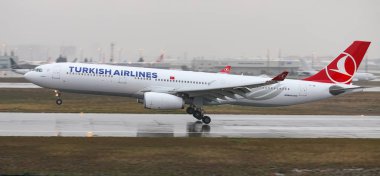 Istanbul, Türkiye - 04 Mart 2018: Türk Hava Yolları'nın Airbus A330-343 Istanbul Ataturk Havaalanı'na iniş (Cn 1160) x. Senin 328 filo büyüklüğü ve 302 hedefleri Türkiye'nin bayrak taşıyıcı
