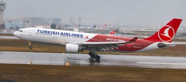 Istanbul, Türkiye - 04 Mart 2018: Türk Hava Yolları'nın Airbus A330-Istanbul Atatürk Havaalanına iniş 223 (Cn 1118). Senin 328 filo büyüklüğü ve 302 hedefleri Türkiye'nin bayrak taşıyıcı