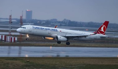 Istanbul, Türkiye - 04 Mart 2018: Türk Hava Yolları'nın Airbus A321-Istanbul Atatürk Havaalanına iniş 231 (Cn 5546). Senin 328 filo büyüklüğü ve 302 hedefleri Türkiye'nin bayrak taşıyıcı