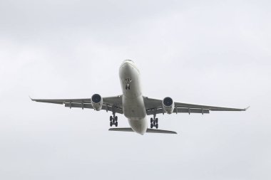 Istanbul, Türkiye - 04 Mart 2018: Suudi Arabistan hava yolları'nın Airbus A330-Istanbul Atatürk Havaalanına iniş 343e (Cn 1743). Suudi 198 filo büyüklüğü ve 89 hedefleri vardır