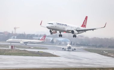Istanbul, Türkiye - 04 Mart 2018: Türk Hava Yolları'nın Airbus A321-Istanbul Atatürk Havaalanına iniş 231 (Cn 7518). Senin 328 filo büyüklüğü ve 302 hedefleri Türkiye'nin bayrak taşıyıcı