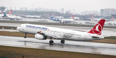 Istanbul, Türkiye - 04 Mart 2018: Türk Hava Yolları'nın Airbus A321-Istanbul Atatürk Havaalanına iniş 231 (Cn 3738). Senin 328 filo büyüklüğü ve 302 hedefleri Türkiye'nin bayrak taşıyıcı