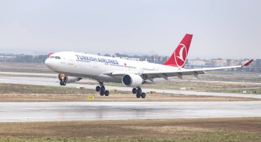 Istanbul, Türkiye - 04 Mart 2018: Türk Hava Yolları'nın Airbus A330-Istanbul Atatürk Havaalanına iniş 203 (Cn 754). Senin 328 filo büyüklüğü ve 302 hedefleri Türkiye'nin bayrak taşıyıcı