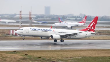 Istanbul, Türkiye - 04 Mart 2018: Türk Hava Yolları Boeing 737-9f2er (Cn 42011) açılış Istanbul Ataturk Havaalanı'na. Senin 328 filo büyüklüğü ve 302 hedefleri Türkiye'nin bayrak taşıyıcı
