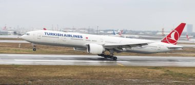 Istanbul, Türkiye - 04 Mart 2018: Türk Hava Yolları Boeing 777-3f2er (Cn 40709) açılış Istanbul Ataturk Havaalanı'na. Senin 328 filo büyüklüğü ve 302 hedefleri Türkiye'nin bayrak taşıyıcı