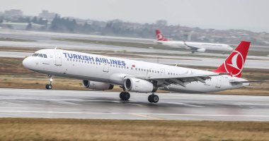 Istanbul, Türkiye - 04 Mart 2018: Türk Hava Yolları'nın Airbus A321-Istanbul Atatürk Havaalanına iniş 231 (Cn 3688). Senin 328 filo büyüklüğü ve 302 hedefleri Türkiye'nin bayrak taşıyıcı