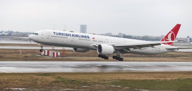 Istanbul, Türkiye - 04 Mart 2018: Türk Hava Yolları Boeing 777-3f2er (Cn 44116) açılış Istanbul Ataturk Havaalanı'na. Senin 328 filo büyüklüğü ve 302 hedefleri Türkiye'nin bayrak taşıyıcı