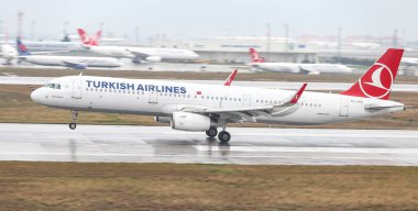 Istanbul, Türkiye - 04 Mart 2018: Türk Hava Yolları'nın Airbus A321-Istanbul Atatürk Havaalanına iniş 231 (Cn 6563). Senin 328 filo büyüklüğü ve 302 hedefleri Türkiye'nin bayrak taşıyıcı