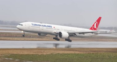 Istanbul, Türkiye - 04 Mart 2018: Türk Hava Yolları Boeing 777-3f2er (Cn 40791) açılış Istanbul Ataturk Havaalanı'na. Senin 328 filo büyüklüğü ve 302 hedefleri Türkiye'nin bayrak taşıyıcı