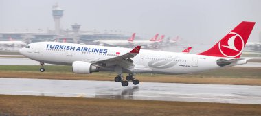 Istanbul, Türkiye - 04 Mart 2018: Türk Hava Yolları'nın Airbus A330-Istanbul Atatürk Havaalanına iniş 202 (Cn 932). Senin 328 filo büyüklüğü ve 302 hedefleri Türkiye'nin bayrak taşıyıcı