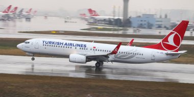 Istanbul, Türkiye - 04 Mart 2018: Türk Hava Yolları Boeing 737-8f2 (Cn 34416) açılış Istanbul Ataturk Havaalanı'na. Senin 328 filo büyüklüğü ve 302 hedefleri Türkiye'nin bayrak taşıyıcı