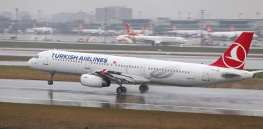 Istanbul, Türkiye - 04 Mart 2018: Türk Hava Yolları'nın Airbus A321-Istanbul Atatürk Havaalanına iniş 231 (Cn 2999). Senin 328 filo büyüklüğü ve 302 hedefleri Türkiye'nin bayrak taşıyıcı