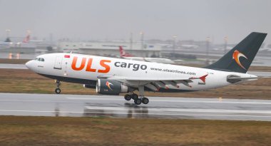 Istanbul, Türkiye - 04 Mart 2018: Uls havayolları kargo Istanbul Atatürk Havaalanına iniş Airbus 310-304f (Cn 592). ULS havayolları var 3 filo büyüklüğü ve 10'dan fazla yerler