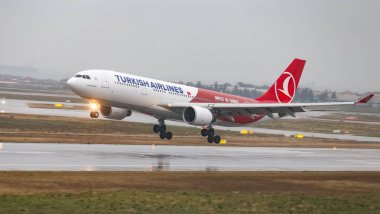 Istanbul, Türkiye - 04 Mart 2018: Türk Hava Yolları'nın Airbus A330-Istanbul Atatürk Havaalanına iniş 223 (Cn 1118). Senin 328 filo büyüklüğü ve 302 hedefleri Türkiye'nin bayrak taşıyıcı