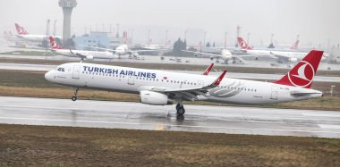 Istanbul, Türkiye - 04 Mart 2018: Türk Hava Yolları'nın Airbus A321-Istanbul Atatürk Havaalanına iniş 231 (Cn 7518). Senin 328 filo büyüklüğü ve 302 hedefleri Türkiye'nin bayrak taşıyıcı