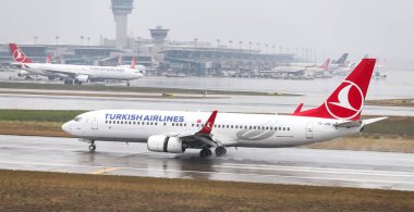 Istanbul, Türkiye - 04 Mart 2018: Türk Hava Yolları Boeing 737-8f2 (Cn 35743) açılış Istanbul Ataturk Havaalanı'na. Senin 328 filo büyüklüğü ve 302 hedefleri Türkiye'nin bayrak taşıyıcı