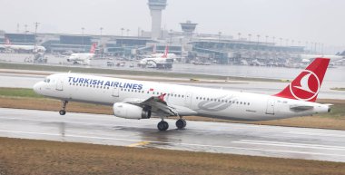 Istanbul, Türkiye - 04 Mart 2018: Türk Hava Yolları'nın Airbus A321-Istanbul Atatürk Havaalanına iniş 231 (Cn 3207). Senin 328 filo büyüklüğü ve 302 hedefleri Türkiye'nin bayrak taşıyıcı