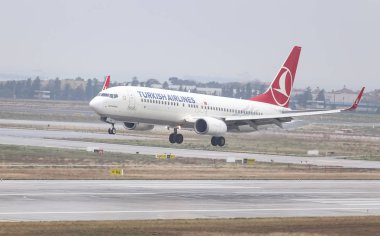 Istanbul, Türkiye - 04 Mart 2018: Türk Hava Yolları Boeing 737-8f2 (Cn 40990) açılış Istanbul Ataturk Havaalanı'na. Senin 328 filo büyüklüğü ve 302 hedefleri Türkiye'nin bayrak taşıyıcı