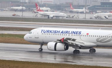 Istanbul, Türkiye - 04 Mart 2018: Türk Hava Yolları'nın Airbus A320-Istanbul Atatürk Havaalanına iniş 232 (Cn 3010). Senin 328 filo büyüklüğü ve 302 hedefleri Türkiye'nin bayrak taşıyıcı