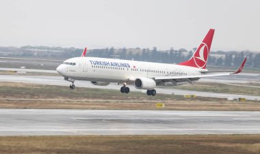 Istanbul, Türkiye - 04 Mart 2018: Türk Hava Yolları Boeing 737-9f2er (Cn 42011) açılış Istanbul Ataturk Havaalanı'na. Senin 328 filo büyüklüğü ve 302 hedefleri Türkiye'nin bayrak taşıyıcı