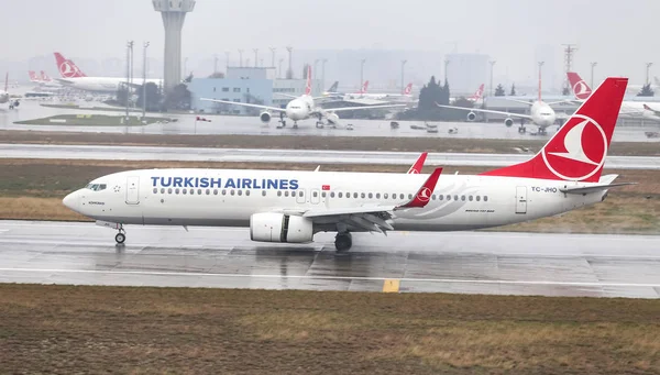 Istanbul, Türkiye - 04 Mart 2018: Türk Hava Yolları Boeing 737-8f2 (Cn 40987) açılış Istanbul Ataturk Havaalanı'na. Senin 328 filo büyüklüğü ve 302 hedefleri Türkiye'nin bayrak taşıyıcı