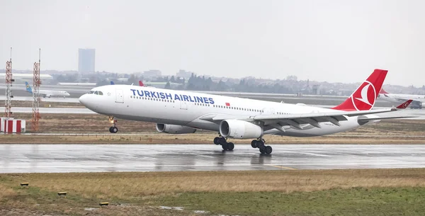 Istanbul, Türkiye - 04 Mart 2018: Türk Hava Yolları'nın Airbus A330-Istanbul Atatürk Havaalanına iniş 343e (Cn 1651). Senin 328 filo büyüklüğü ve 302 hedefleri Türkiye'nin bayrak taşıyıcı