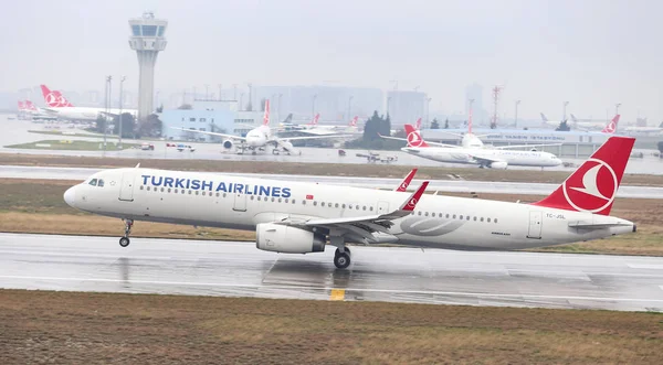 Istanbul, Türkiye - 04 Mart 2018: Türk Hava Yolları'nın Airbus A321-Istanbul Atatürk Havaalanına iniş 231 (Cn 5667). Senin 328 filo büyüklüğü ve 302 hedefleri Türkiye'nin bayrak taşıyıcı