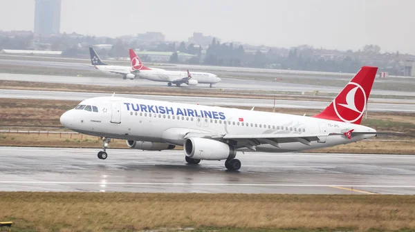 Istanbul, Türkiye - 04 Mart 2018: Türk Hava Yolları'nın Airbus A320-Istanbul Atatürk Havaalanına iniş 232 (Cn 3010). Senin 328 filo büyüklüğü ve 302 hedefleri Türkiye'nin bayrak taşıyıcı