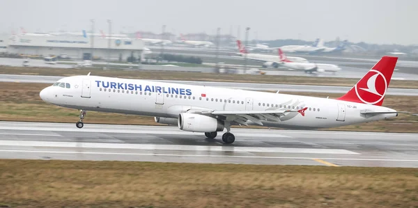 イスタンブール トルコ 2018 トルコ航空エアバス A321 231 3405 イスタンブール アタチュルク空港へ着陸します 328 — ストック写真