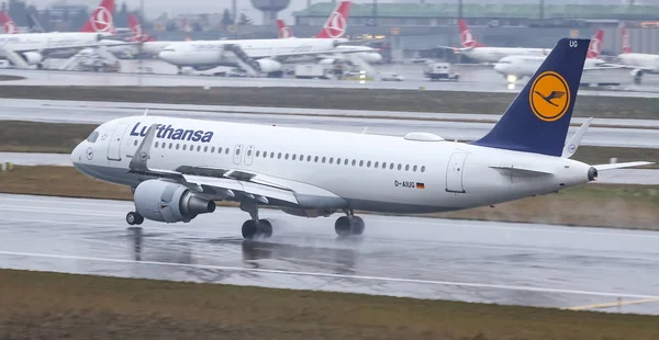 Istanbul, Türkiye - 04 Mart 2018: Lufthansa Airbus A320-Istanbul Atatürk Havaalanına iniş 214 (Cn 6202). Lufthansa 302 filo büyüklüğü ve 220 hedefleri vardır