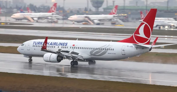 Istanbul, Türkiye - 04 Mart 2018: Türk Hava Yolları Boeing 737-8f2 (Cn 34416) açılış Istanbul Ataturk Havaalanı'na. Senin 328 filo büyüklüğü ve 302 hedefleri Türkiye'nin bayrak taşıyıcı