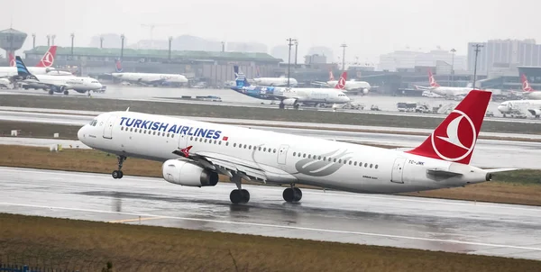 Istanbul, Türkiye - 04 Mart 2018: Türk Hava Yolları'nın Airbus A321-Istanbul Atatürk Havaalanına iniş 231 (Cn 3738). Senin 328 filo büyüklüğü ve 302 hedefleri Türkiye'nin bayrak taşıyıcı