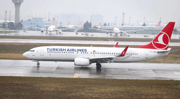 Istanbul, Türkiye - 04 Mart 2018: Türk Hava Yolları Boeing 737-8f2 (Cn 60029) açılış Istanbul Ataturk Havaalanı'na. Senin 328 filo büyüklüğü ve 302 hedefleri Türkiye'nin bayrak taşıyıcı