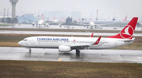 イスタンブール トルコ 2018 トルコ航空ボーイング 737 8F2 60029 着陸イスタンブール アタチュルク空港へ 328 — ストック写真