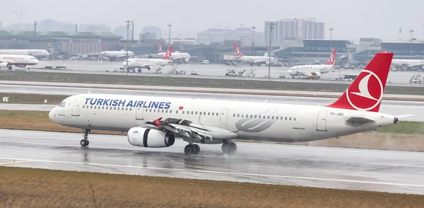 Istanbul, Türkiye - 04 Mart 2018: Türk Hava Yolları'nın Airbus A321-Istanbul Atatürk Havaalanına iniş 231 (Cn 5254). Senin 328 filo büyüklüğü ve 302 hedefleri Türkiye'nin bayrak taşıyıcı