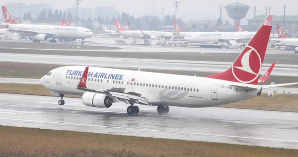 Istanbul, Türkiye - 04 Mart 2018: Türk Hava Yolları Boeing 737-8f2 (Cn 40990) açılış Istanbul Ataturk Havaalanı'na. Senin 328 filo büyüklüğü ve 302 hedefleri Türkiye'nin bayrak taşıyıcı