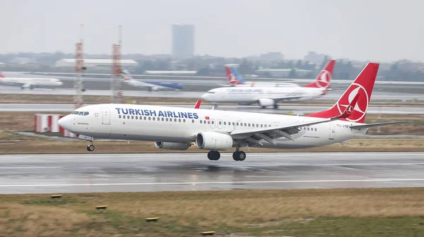 イスタンブール トルコ 2018 トルコ航空ボーイング 737 9F2Er 42011 着陸イスタンブール アタチュルク空港へ 328 — ストック写真