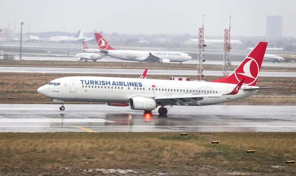 Istanbul, Türkiye - 04 Mart 2018: Türk Hava Yolları Boeing 737-8f2 (Cn 40987) açılış Istanbul Ataturk Havaalanı'na. Senin 328 filo büyüklüğü ve 302 hedefleri Türkiye'nin bayrak taşıyıcı