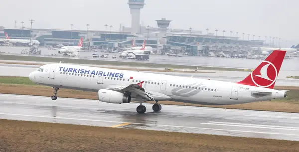 イスタンブール トルコ 2018 トルコ航空エアバス A321 231 3207 イスタンブール アタチュルク空港へ着陸します 328 — ストック写真