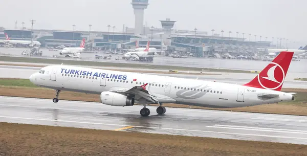 Istanbul, Türkiye - 04 Mart 2018: Türk Hava Yolları'nın Airbus A321-Istanbul Atatürk Havaalanına iniş 231 (Cn 3207). Senin 328 filo büyüklüğü ve 302 hedefleri Türkiye'nin bayrak taşıyıcı